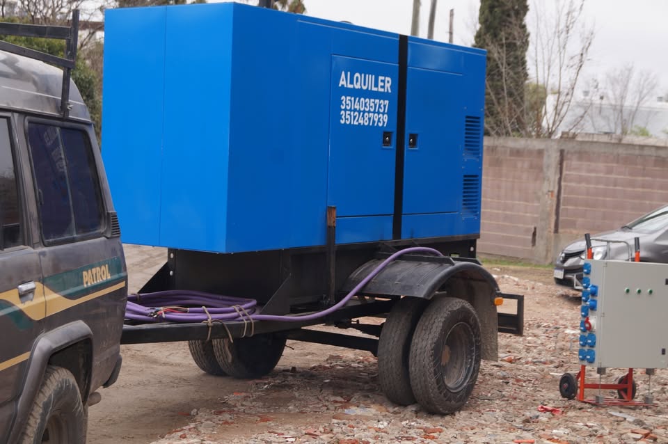 Grupo electrógeno, vehículo de traslado y tablero en una instalación