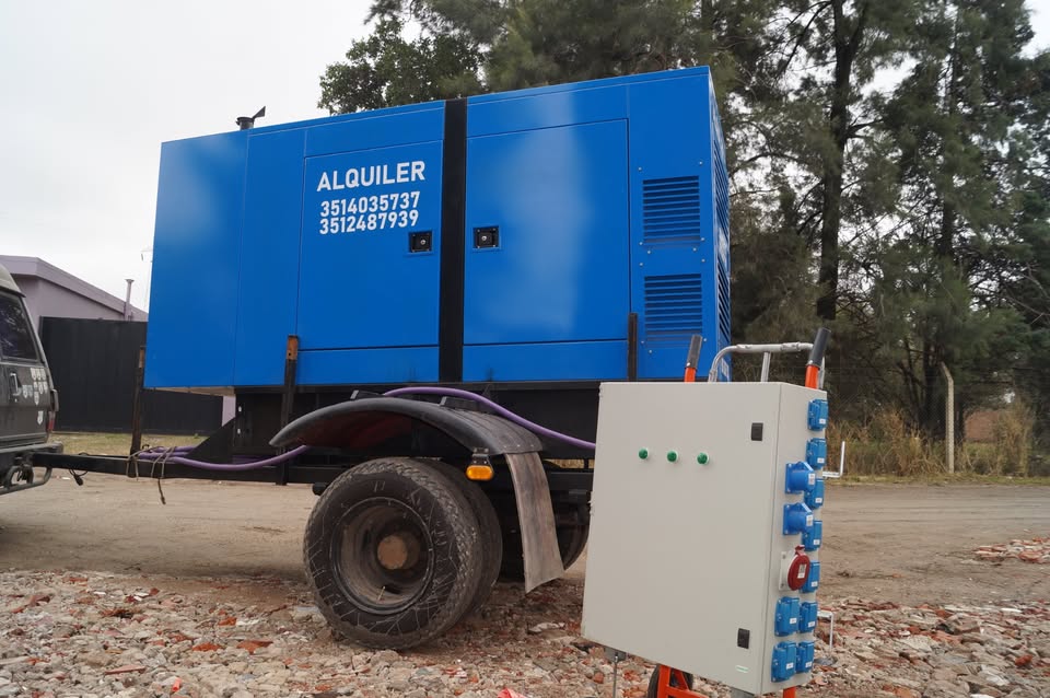 Grupo electrógeno junto a su tablero de distribución eléctrica